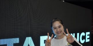 Stars on Iceバンクーバー公演開催、プロフィギュアスケーター宮原知子さんインタビュー インタビュー後に写真撮影に応じてお茶目な一面を見せる宮原知子さん。2023年5月18日、バンクーバー市Rogers Arena。Photo by Michiru Miyai