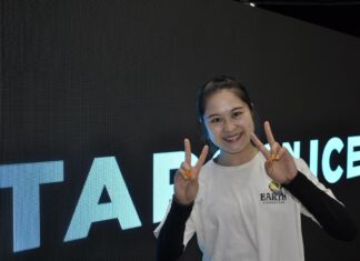 Stars on Iceバンクーバー公演開催、プロフィギュアスケーター宮原知子さんインタビュー インタビュー後に写真撮影に応じてお茶目な一面を見せる宮原知子さん。2023年5月18日、バンクーバー市Rogers Arena。Photo by Michiru Miyai