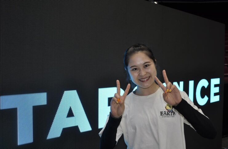 Stars on Iceバンクーバー公演開催、プロフィギュアスケーター宮原知子さんインタビュー インタビュー後に写真撮影に応じてお茶目な一面を見せる宮原知子さん。2023年5月18日、バンクーバー市Rogers Arena。Photo by Michiru Miyai