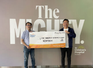 建友会、ジャパンフェアでの募金をチルドレンズ・ホスピタルに寄付 チルドレンズ・ホスピタルを訪問し寄付した建友会・松原昌輝会長(右)と和田健治さん。2023年5月26日。写真提供:建友会