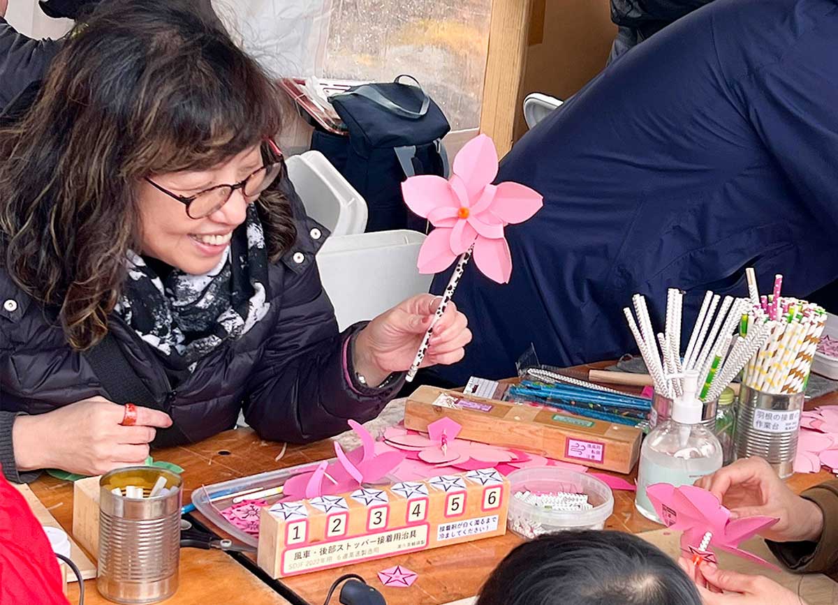 サクラデイズ・ジャパンフェアでの建友会「風車制作体験コーナー」。2023年4月15日、バンデューセン植物園。Photo by Koichi Saito