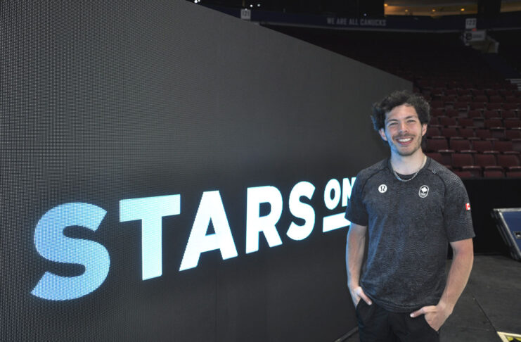 「7月に日本のファンの前で滑れることを楽しみに」Stars on Iceバンクーバー出演キーガン・メッシングさんインタビュー スターズオンアイス・バンクーバー2023に参加前のキーガン・メッシングさん。今回特別に対面でのインタビューに応じてくれた。2023年5月18日、バンクーバー市Rogers Arena。Photo by Michiru Miyai