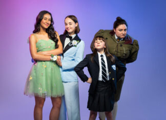 スタンレーパークの屋外シアター、今年はThe PromとRoald Dahl’s Matilda The Musicalを上演 左から、ザ・プロム(The Prom)のBrianna Clarkさん、Anna Pontinさん、マチルダ・ザ・ミュージカル(Roald Dahl’s Matilda The Musical)のSiggi Kaldestadさん、Jyla Robinson さん。Photo by Emily Cooper Photography