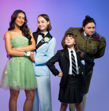 スタンレーパークの屋外シアター、今年はThe PromとRoald Dahl’s Matilda The Musicalを上演 左から、ザ・プロム(The Prom)のBrianna Clarkさん、Anna Pontinさん、マチルダ・ザ・ミュージカル(Roald Dahl’s Matilda The Musical)のSiggi Kaldestadさん、Jyla Robinson さん。Photo by Emily Cooper Photography