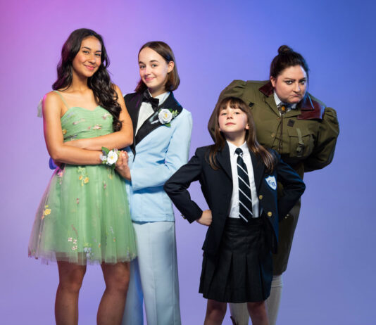 スタンレーパークの屋外シアター、今年はThe PromとRoald Dahl’s Matilda The Musicalを上演 左から、ザ・プロム(The Prom)のBrianna Clarkさん、Anna Pontinさん、マチルダ・ザ・ミュージカル(Roald Dahl’s Matilda The Musical)のSiggi Kaldestadさん、Jyla Robinson さん。Photo by Emily Cooper Photography