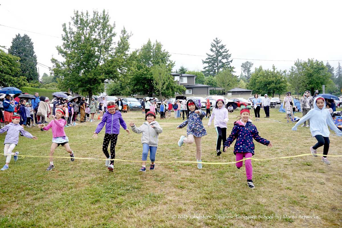 雨の中でも元気にかけっこ。2023年6月18日、バーナビー市Ron Mclean Park。写真：グラッドストーン日本語学園