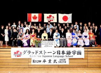「4年ぶり人数制限なしの卒業式」グラッドストーン日本語学園 卒業生、教員、在バンクーバー日本国総領事館・丸山浩平総領事(前列中央)が揃って記念撮影。グラッドストーン日本語学園卒業式。2023年5月27日、日系文化センター・博物館。写真提供:Gladstone Japanese Language School