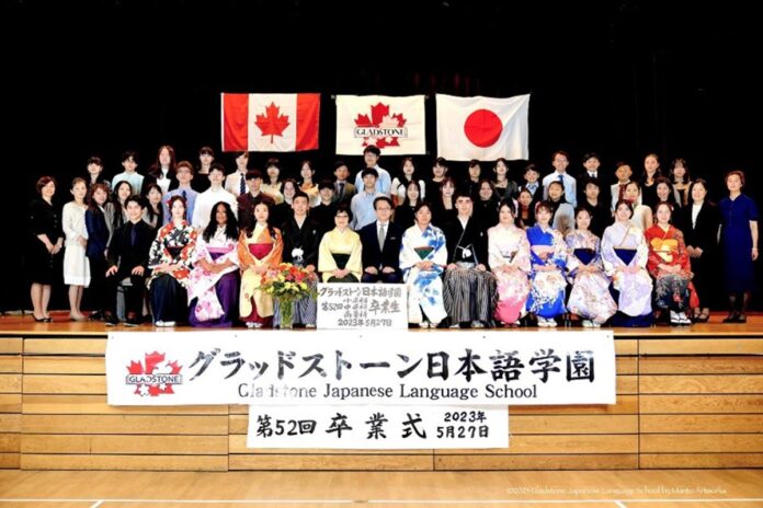 1_Gradstone graduation_2023 卒業生、教員、在バンクーバー日本国総領事館・丸山浩平総領事(前列中央)が揃って記念撮影。グラッドストーン日本語学園卒業式。2023年5月27日、日系文化センター・博物館。写真提供:Gladstone Japanese Language School