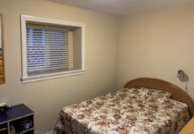 2023年 留学生必見!カナダ・バンクーバーでの部屋探し(後編) シェアハウスの個室の例。一般的にベッドと勉強机、クローゼットが設備されている事が多い。Photo by Japan Canada Today