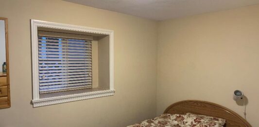 シェアハウスの個室の例。一般的にベッドと勉強机、クローゼットが設備されている事が多い。Photo by Japan Canada Today