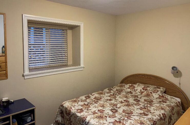 2023年 留学生必見!カナダ・バンクーバーでの部屋探し(前編) シェアハウスの個室の例。一般的にベッドと勉強机、クローゼットが設備されている事が多い。Photo by Japan Canada Today