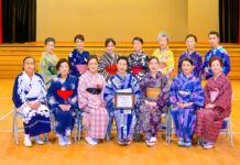 西川流カナダ彩月会第3回「温習会」開催に向けて 「西川流カナダ彩月会」(旧彩月会)、西川佳洋師範(前列中央)を囲んで。日系文化センター・博物館で。2023年2月。写真提供:西川流カナダ彩月会