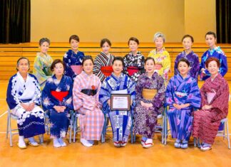 彩月会は「西川流カナダ彩月会」へ、名取式で正式に西川洋香さん、西川洋雪さんに 「西川流カナダ彩月会」(旧彩月会)、西川佳洋師範(前列中央)を囲んで。日系文化センター・博物館で。2023年2月。写真提供:西川流カナダ彩月会