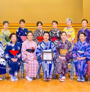 西川流カナダ彩月会第3回「温習会」開催に向けて 「西川流カナダ彩月会」(旧彩月会)、西川佳洋師範(前列中央)を囲んで。日系文化センター・博物館で。2023年2月。写真提供:西川流カナダ彩月会