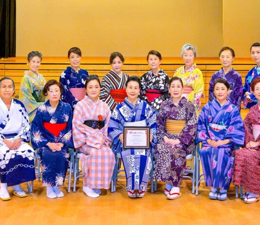 西川流カナダ彩月会第3回「温習会」開催に向けて 「西川流カナダ彩月会」(旧彩月会)、西川佳洋師範(前列中央)を囲んで。日系文化センター・博物館で。2023年2月。写真提供:西川流カナダ彩月会