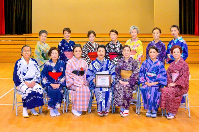 「西川流カナダ彩月会」（旧彩月会）、西川佳洋師範（前列中央）を囲んで。日系文化センター・博物館で。2023年2月。写真提供：西川流カナダ彩月会