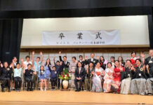 バンクーバー日本語学校 笑顔と涙の卒業式 卒業式のあと、緊張がとけ笑顔いっぱいでポーズをとる卒業生たち。高等科の卒業生は華やかな振袖や袴姿で参列した(写真右)。2023年6月17日、バンクーバー日本語学校。撮影:池田茜音