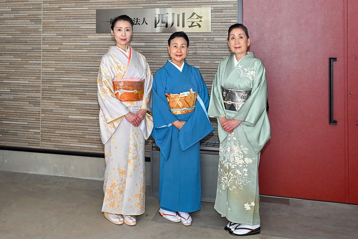 左から、西川洋雪さん、西川佳洋師範、西川洋香さん。愛知県名古屋市西川会会館で。2023年5月18日。写真提供：西川流カナダ彩月会