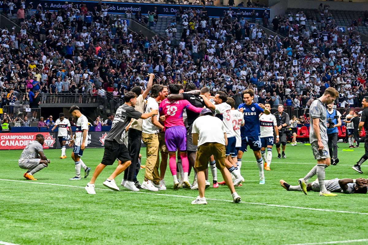 優勝が決まった瞬間、GK高丘を囲んで選手たちが喜びを爆発させる。2023年6月7日、BCプレース。Photo by Koichi Saito