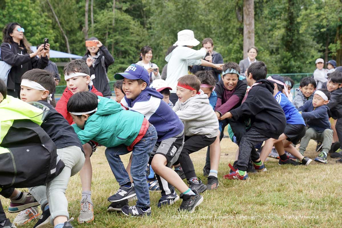 子どもたちによる綱引き。2023年6月18日、バーナビー市Ron Mclean Park。写真：グラッドストーン日本語学園