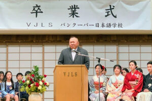 町田理事長は英語でのあいさつの中で「タカラモノ」という言葉をもちいて、学校で培ったことを忘れずにこれからも大切にしてほしいという思いを伝えた。2023年6月17日、バンクーバー日本語学校。撮影：池田茜音