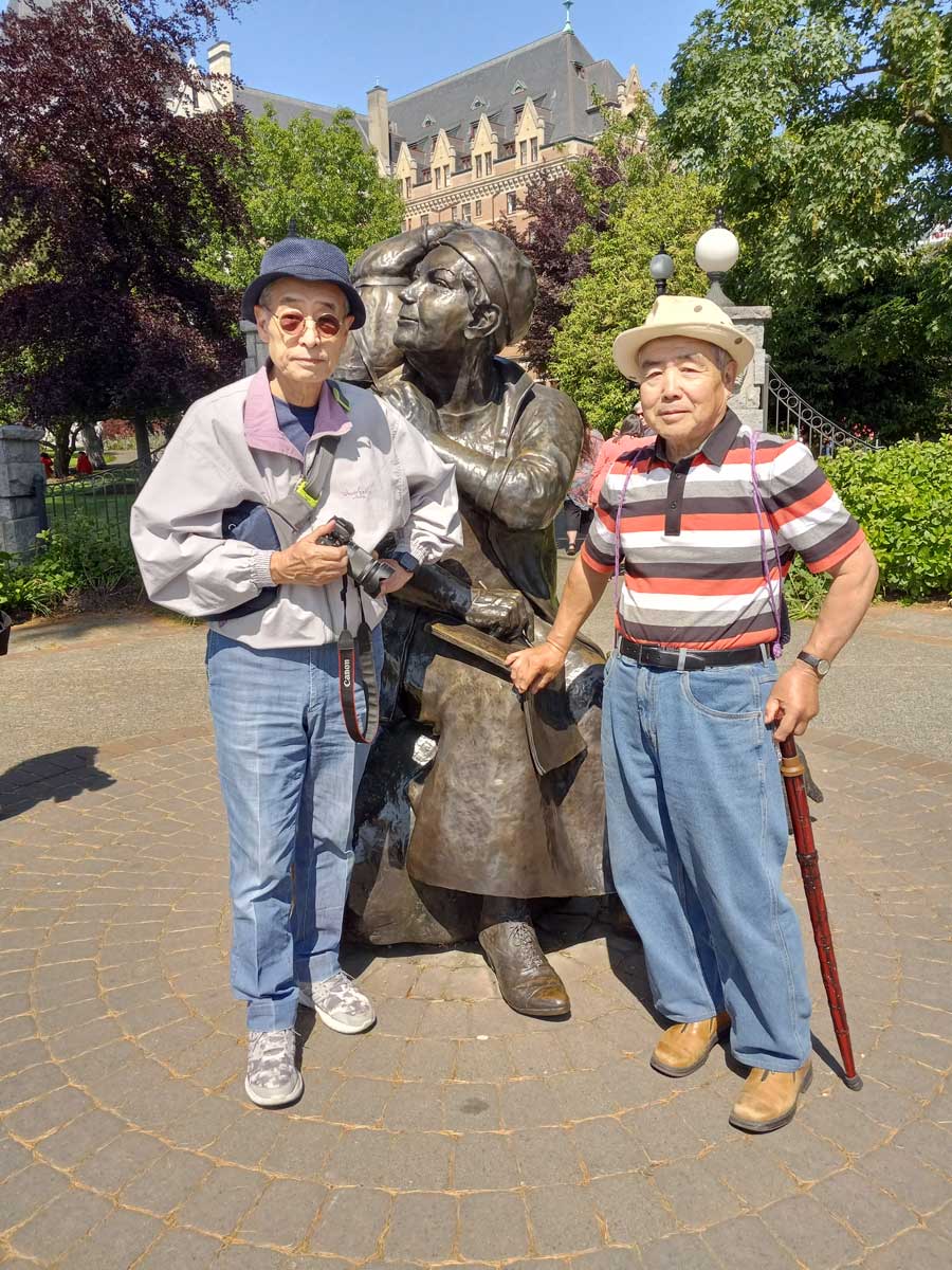 エドサトウさん（右）と友人、ビクトリア市内で。Photo by Ed Sato