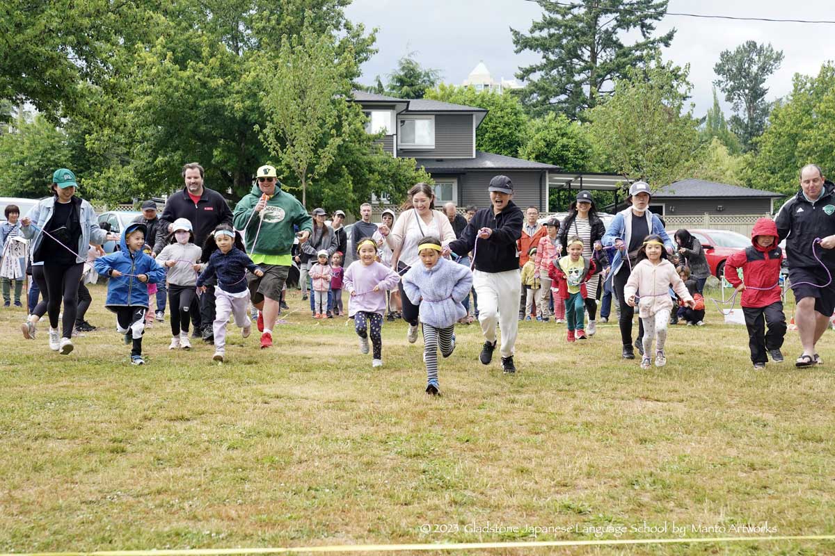 親子での汽車ごっこのかけっこ。2023年6月18日、バーナビー市Ron Mclean Park。写真：グラッドストーン日本語学園