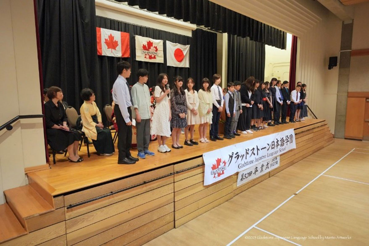ステージに並び、学んだことわざや熟語を使ってそれぞれの思いを流ちょうに話す小学科の卒業生。2023年5月27日、日系文化センター・博物館。写真提供:グラッドストーン日本語学園