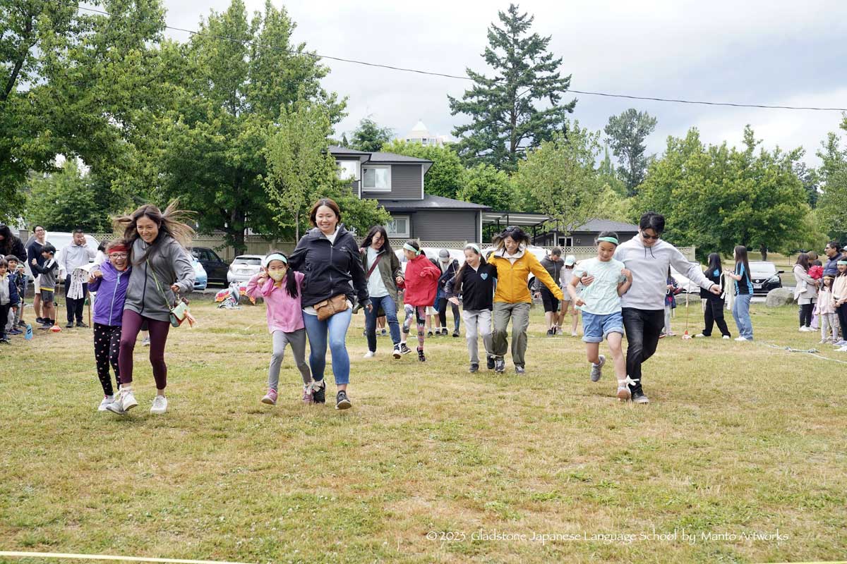 「1、2。1、2。」の掛け声に息の合った親子での二人三脚。2023年6月18日、バーナビー市Ron Mclean Park。写真：グラッドストーン日本語学園