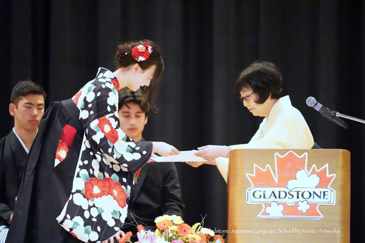 村上園長から丁寧に証書を受け取る卒業生たち。2023年5月27日、日系文化センター・博物館。写真提供：グラッドストーン日本語学園