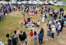 グラッドストーン日本語学園の運動会 運動会クライマックスの玉入れ。2023年6月18日、バーナビー市Ron Mclean Park。写真:グラッドストーン日本語学園