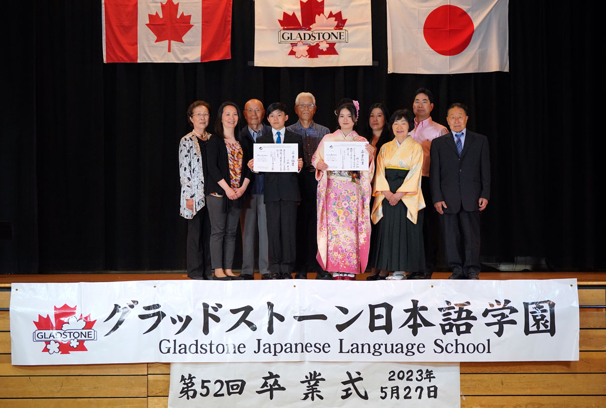 「高等科と小学科の2世代卒業生とその家族」。2023年5月27日、日系文化センター・博物館。写真提供:グラッドストーン日本語学園