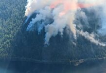 山火事でバンクーバー島のハイウェイ4が閉鎖、迂回路も一時閉鎖に バンクーバー島 Cameron Lake Bluffsの山火事。Photo from B.C. Ministry of Transportation and Infrastructure flickr