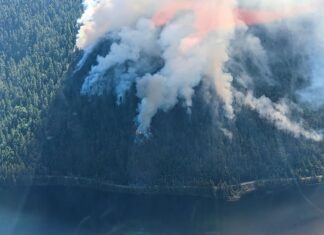 山火事でバンクーバー島のハイウェイ4が閉鎖、迂回路も一時閉鎖に バンクーバー島 Cameron Lake Bluffsの山火事。Photo from B.C. Ministry of Transportation and Infrastructure flickr
