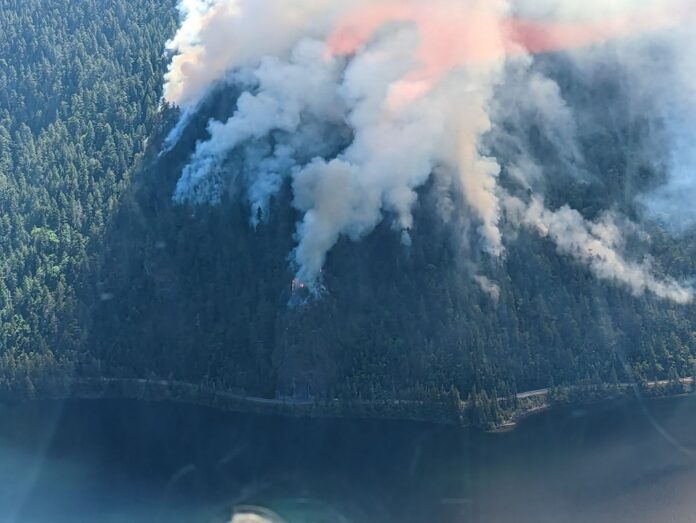 バンクーバー島 Cameron Lake Bluffsの山火事。Photo from B.C. Ministry of Transportation and Infrastructure flickr