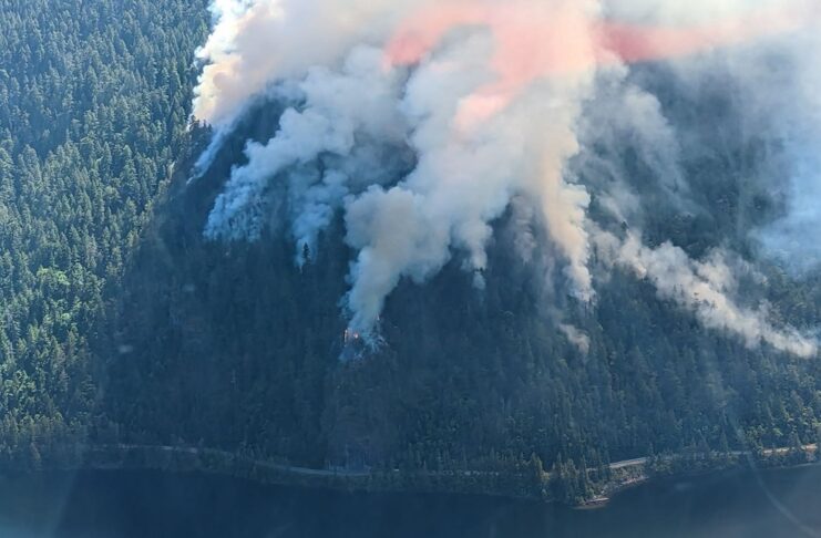 山火事でバンクーバー島のハイウェイ4が閉鎖、迂回路も一時閉鎖に バンクーバー島 Cameron Lake Bluffsの山火事。Photo from B.C. Ministry of Transportation and Infrastructure flickr