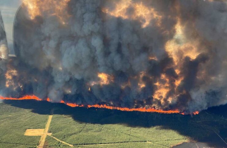 BC州山火事、すでに過去最大面積を焼失 Wildfire in Donnie Creek, BC on May 28, 2023. Photo from BC Wildfire Service Twitter