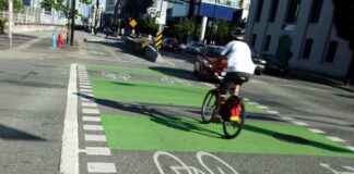 BC州で歩行者や自転車追い越し時の側方距離が定められる バンクーバー市の自転車レーン。(File photo)Photo by Japan Canada Today