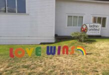 ラドナーの教会で、プライド・フラッグを掲げた窓にペンキ ブリティッシュ・コロンビア州デルタ市ラドナーの教会Ladner United Churchに匿名で設置されたLove Winsのメッセージ。教会は、感謝を伝えるため名乗り出てくれるよう呼び掛けている。写真:Ladner United ChurchのFacebookより。