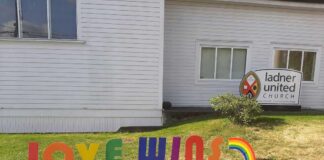 ラドナーの教会で、プライド・フラッグを掲げた窓にペンキ ブリティッシュ・コロンビア州デルタ市ラドナーの教会Ladner United Churchに匿名で設置されたLove Winsのメッセージ。教会は、感謝を伝えるため名乗り出てくれるよう呼び掛けている。写真:Ladner United ChurchのFacebookより。