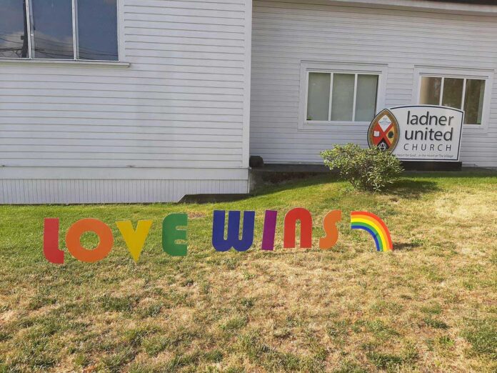 ブリティッシュ・コロンビア州デルタ市ラドナーの教会Ladner United Churchに匿名で設置されたLove Winsのメッセージ。教会は、感謝を伝えるため名乗り出てくれるよう呼び掛けている。写真：Ladner United ChurchのFacebookより。