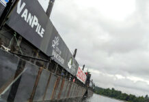 “Honda Celebration of Light” メキシコを前にバージツアーに参加 イングリッシュ・ベイの沖に停泊しているバージ。1年中、バンクーバーにあるという。2023年7月25日、バンクーバー市。Photo by Japan Canada Today