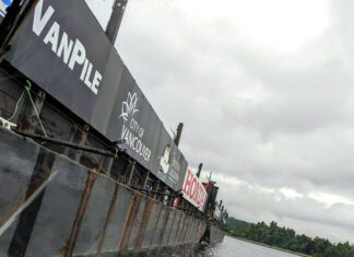 “Honda Celebration of Light” メキシコを前にバージツアーに参加 イングリッシュ・ベイの沖に停泊しているバージ。1年中、バンクーバーにあるという。2023年7月25日、バンクーバー市。Photo by Japan Canada Today