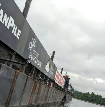 “Honda Celebration of Light” メキシコを前にバージツアーに参加 イングリッシュ・ベイの沖に停泊しているバージ。1年中、バンクーバーにあるという。2023年7月25日、バンクーバー市。Photo by Japan Canada Today