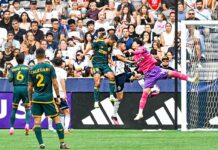 GK高丘選手、吉田選手MLS加入について語る チームは20日から後半戦も佳境に GK高丘、相手選手と空中戦。バンクーバー・ホワイトキャップスFC対LAギャラクシー。2023年7月15日、BCプレース。Photo by Koichi Saito/Japan Canada Today