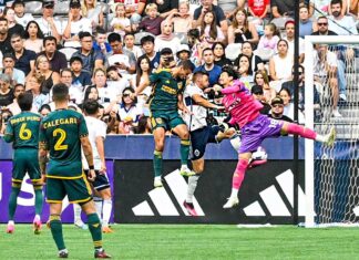 GK高丘選手、吉田選手MLS加入について語る チームは20日から後半戦も佳境に GK高丘、相手選手と空中戦。バンクーバー・ホワイトキャップスFC対LAギャラクシー。2023年7月15日、BCプレース。Photo by Koichi Saito/Japan Canada Today