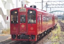 「カナダ“乗り鉄”の旅」第2回 日本の鉄道切符で行ける「カナダ」 平成筑豊鉄道のレストラン列車「ことこと列車」(2019年11月10日、福岡県直方市で大塚圭一郎撮影)