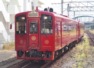 「カナダ“乗り鉄”の旅」第2回 日本の鉄道切符で行ける「カナダ」 平成筑豊鉄道のレストラン列車「ことこと列車」(2019年11月10日、福岡県直方市で大塚圭一郎撮影)