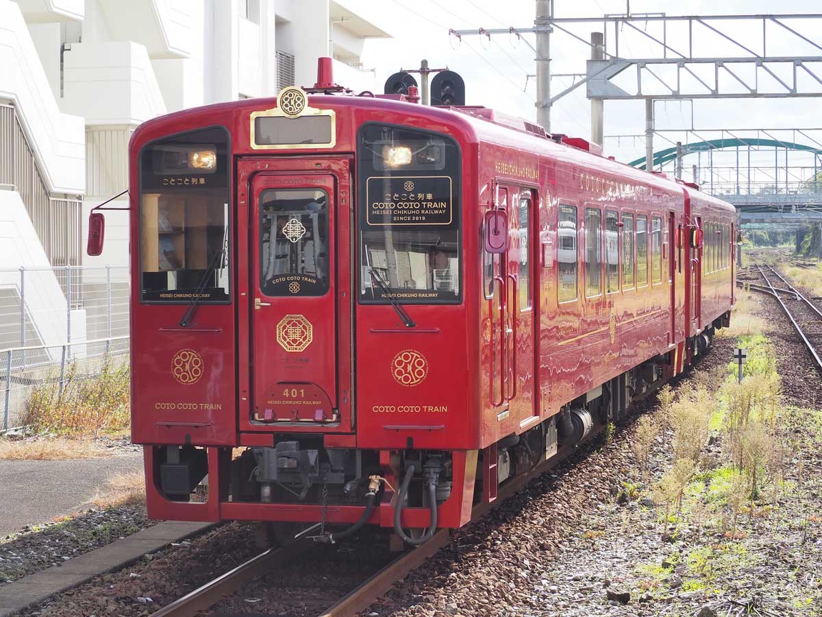 平成筑豊鉄道のレストラン列車「ことこと列車」（２０１９年１１月１０日、福岡県直方市で大塚圭一郎撮影）