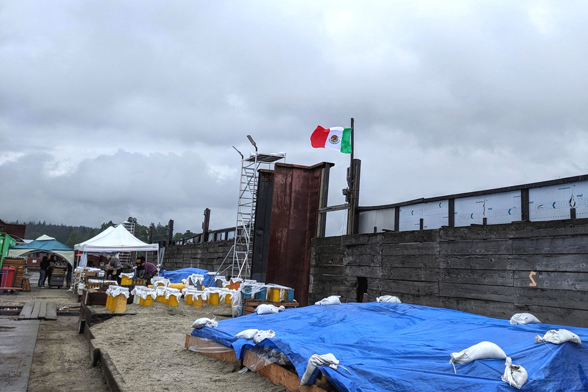 砂に挿し込まれた打ち上げ筒。雨除けのシートが掛けられているものも。中央にはメキシコの旗が。2023年7月25日、バンクーバー市。Photo by Japan Canada Today
